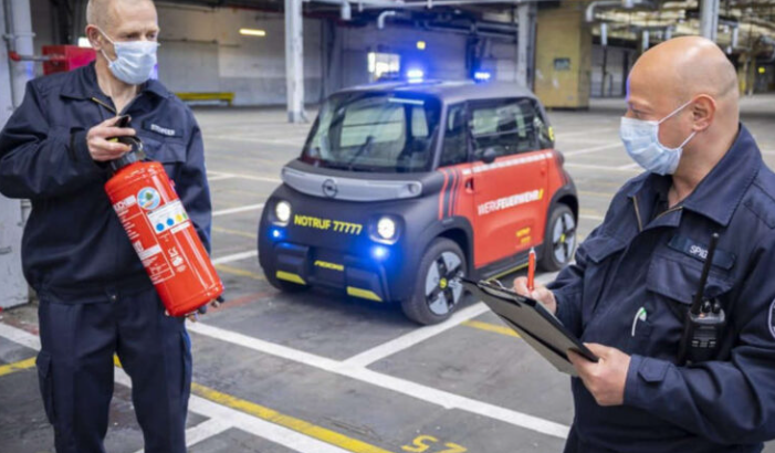 Este Opel Rocks-e, curioso y pequeño, se le mide a ser un miniauto de bomberos