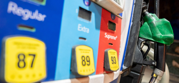 El precio promedio de gasolina en Estados Unidos alcanza nuevo récord, superando los 5 USD