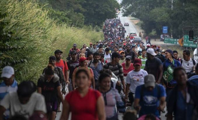 15,000 migrantes marchan rumbo a la frontera de EEUU