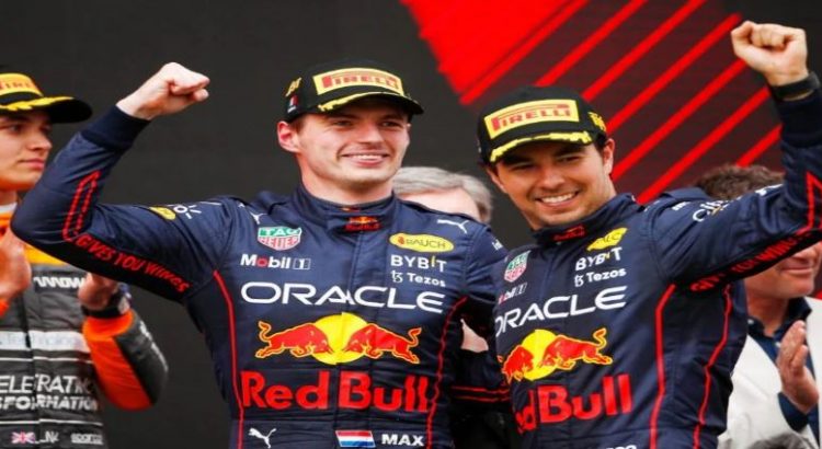 Max Verstappen se congratula por la renovación del piloto mexicano Sergio Pérez