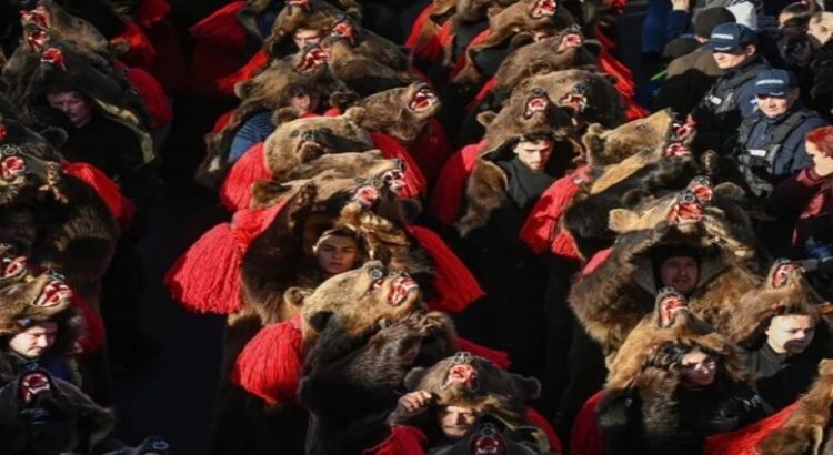 Desfile de ‘osos’, la excéntrica atracción turística de Rumania