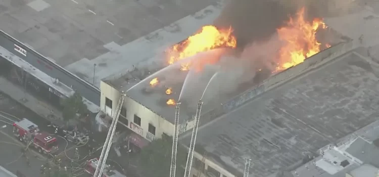 Incendio devasta edificio comercial en el centro de Los Ángeles