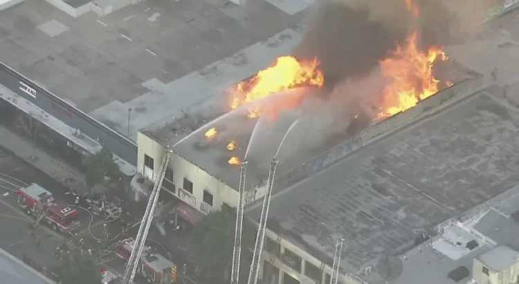 Incendio devasta edificio comercial en el centro de Los Ángeles