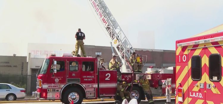 Incendio en edificio comercial de Los Ángeles desencadena respuesta de bomberos