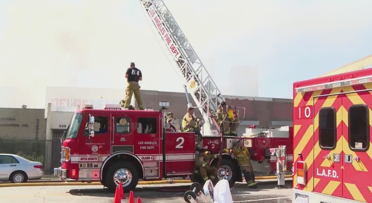 Incendio en edificio comercial de Los Ángeles desencadena respuesta de bomberos