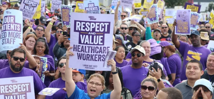 Protesta de trabajadores de la salud en Los Ángeles termina con arrestos