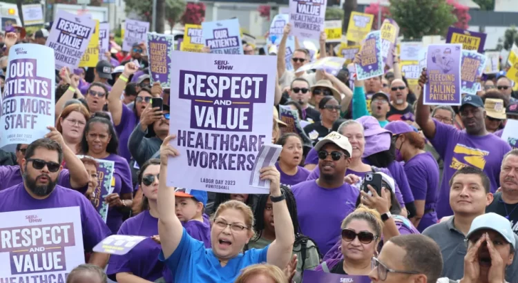 Protesta de trabajadores de la salud en Los Ángeles termina con arrestos