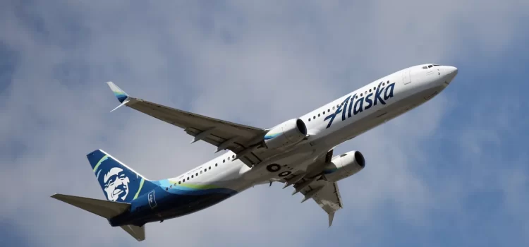 Piloto fuera de servicio acusado de intento de asesinato tras interferir con motores en vuelo de Alaska Airlines