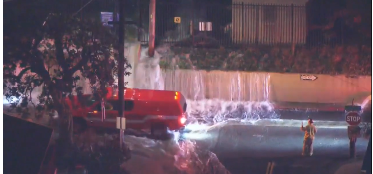 Desbordamiento de tanque de agua en Hermosa Beach inunda vecindario en Redondo Beach
