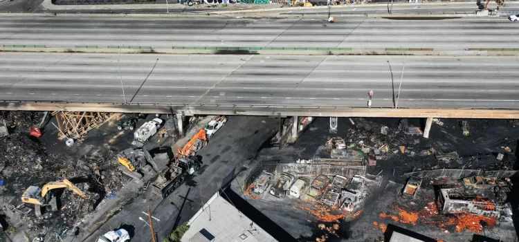 Incendio en terreno cercano a autopistas de Los Ángeles genera preocupación sobre seguridad y movilidad