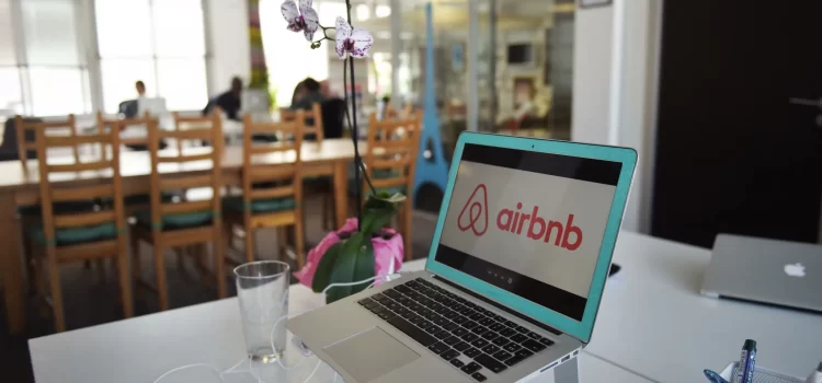 Los Ángeles considera ordenanza para regular hoteles y Airbnb