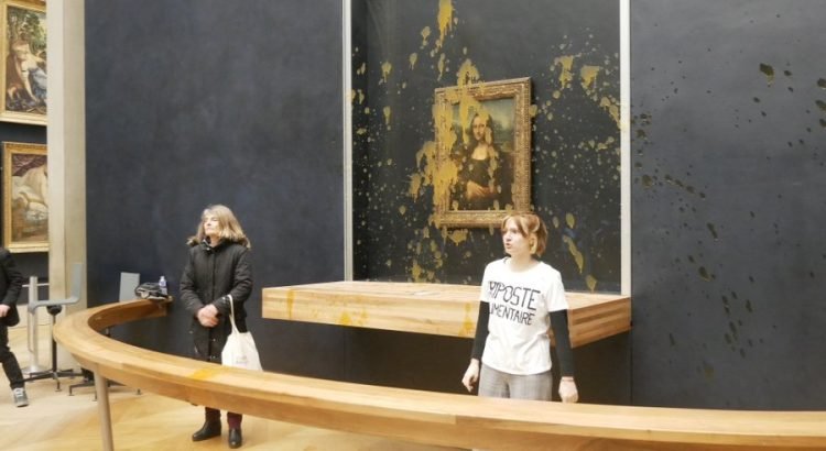 ¡Vandalizan la Mona Lisa! Manifestantes lanzan sopa en pro de una «revolución alimentaria»