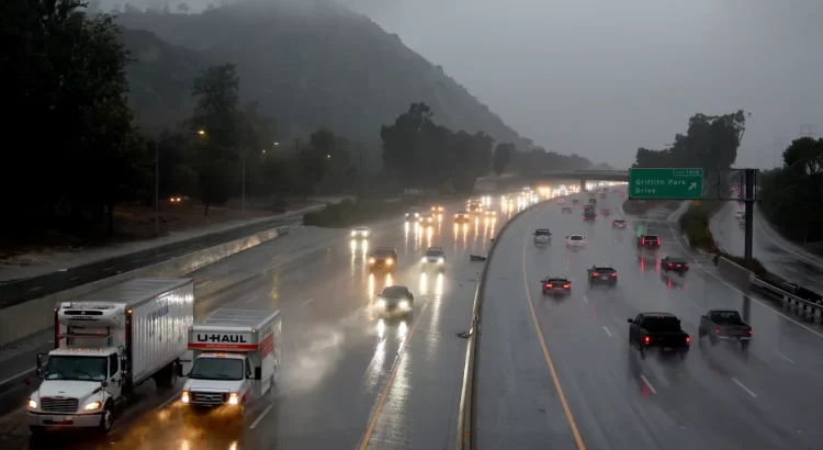 Tormenta azota el sur de California desencadenando alertas de evacuación e inundaciones