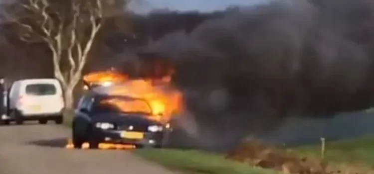 Se puso a fumar en auto cargado con pirotecnia