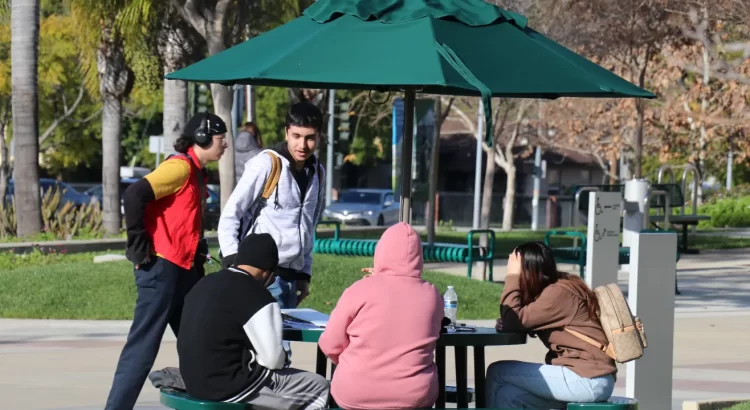 Acceso gratuito a licenciaturas en California, un paso más cerca de la realidad