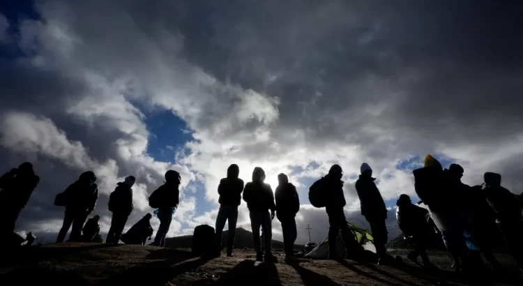 Caen a la mitad arrestos por cruces ilegales en frontera EE. UU.-México en enero