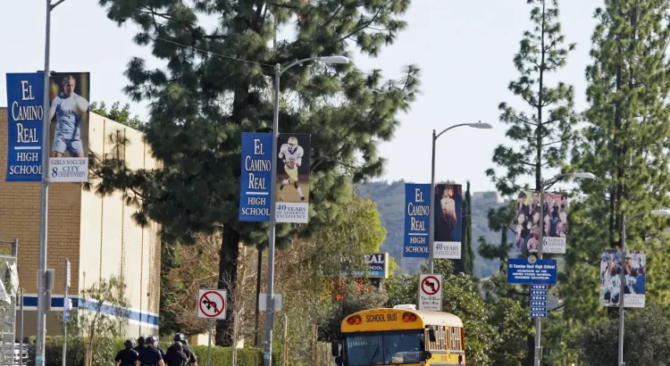 Estudiantes de El Camino Real protestan por aumento de crímenes de odio