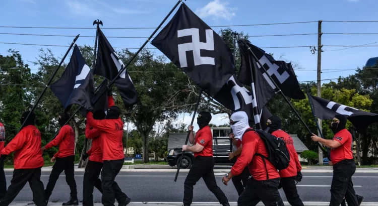 Neonazis marchan en Nashville, generando confrontación y críticas