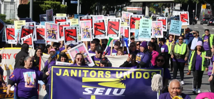 Protesta masiva de conserjes en California exige condiciones laborales justas