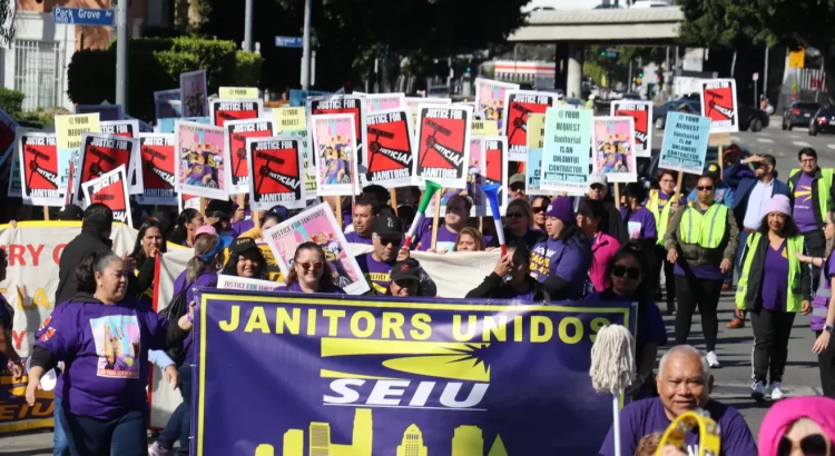 Protesta masiva de conserjes en California exige condiciones laborales justas