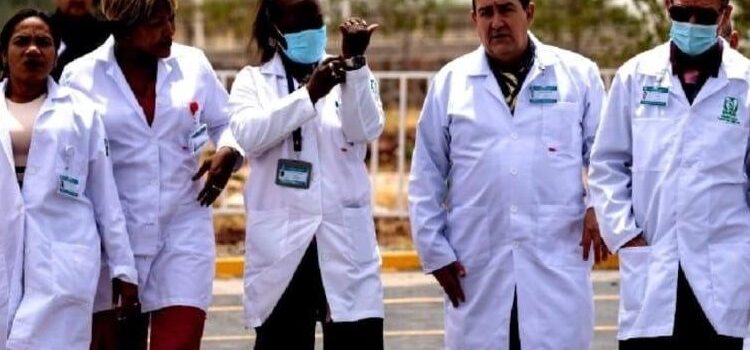 Médicos cubanos llegan a México para trabajar en hospitales del IMSS Bienestar