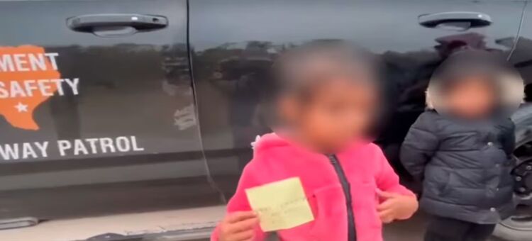 Encuentran a niña salvadoreña de 2 años viajando sola en la frontera entre EE. UU. y México