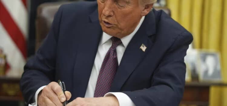 Trump cortará ingresos federales para escuelas que promuevan enseñanzas sobre teoría racial