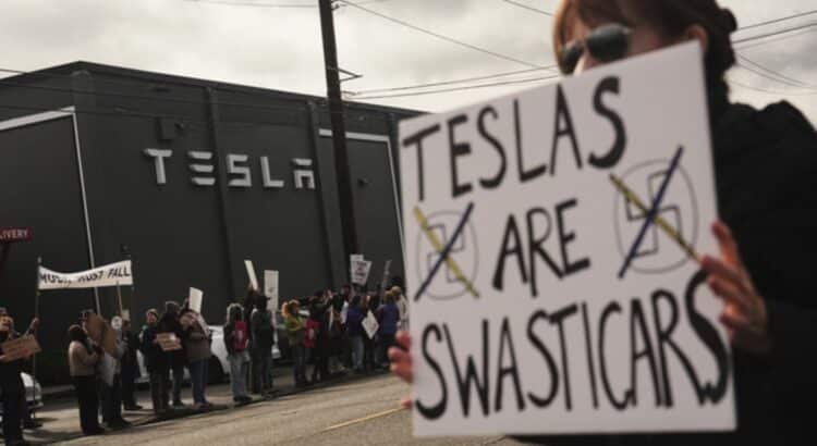 Cientos de protestas contra Musk en concesionarios de Tesla en todo el mundo