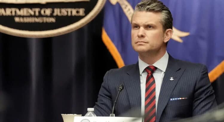 Secretario de Defensa de EU, Hegseth, ordena recortar plantilla de generales y almirantes