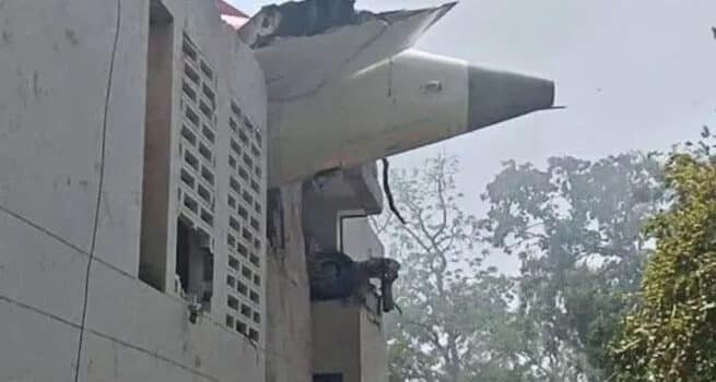 Avión con 240 pasajeros se desploma en India 