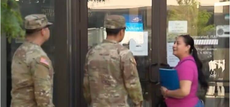 Madre hispana acude a su cita con ICE acompañada de sus dos hijos soldados