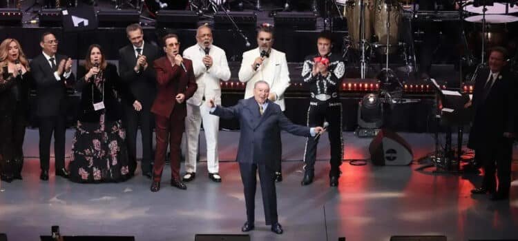 Marco Antonio Muñiz recibe homenaje por sus 70 años de carrera