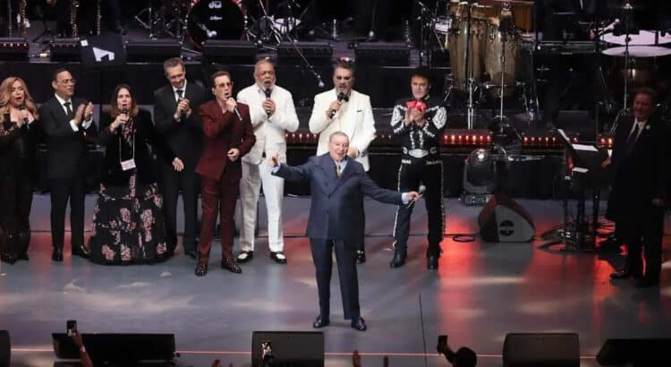 Marco Antonio Muñiz recibe homenaje por sus 70 años de carrera