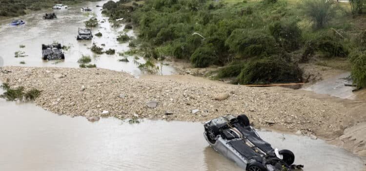 8 muertos y 6 desaparecidos tras las inundaciones en San Antonio