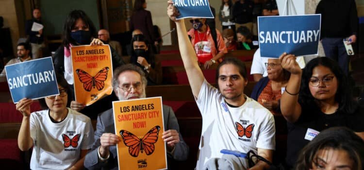 Gobierno de Trump demanda a Los Ángeles por su política de ciudad santuario