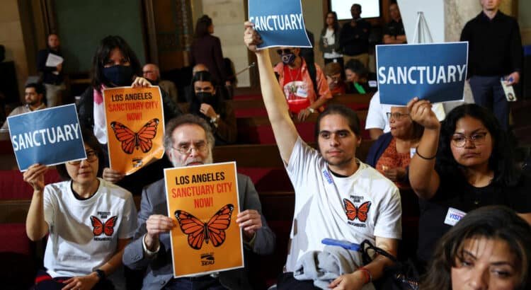 Gobierno de Trump demanda a Los Ángeles por su política de ciudad santuario