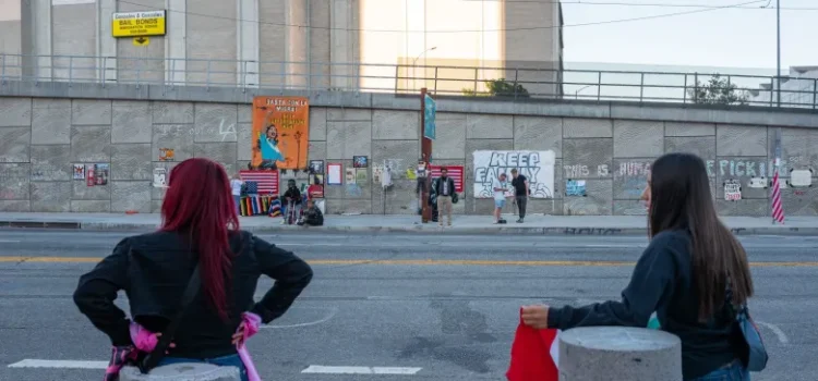 Protestas por los Derechos de los Inmigrantes Continúan Cerca del Centro de Detención de Los Ángeles