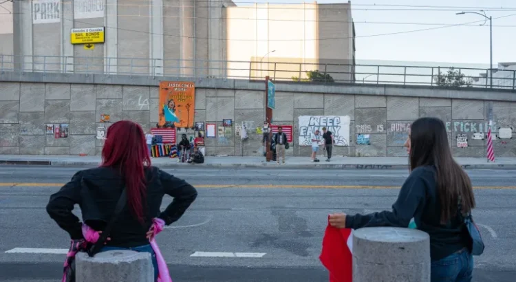 Protestas por los Derechos de los Inmigrantes Continúan Cerca del Centro de Detención de Los Ángeles