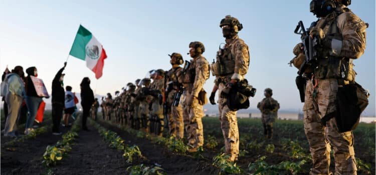 Agentes federales se enfrentan a manifestantes durante redada de ICE en una granja del sur de California