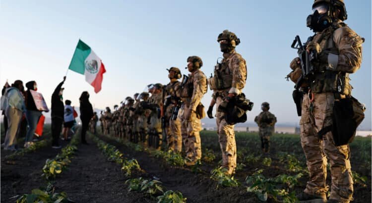 Agentes federales se enfrentan a manifestantes durante redada de ICE en una granja del sur de California