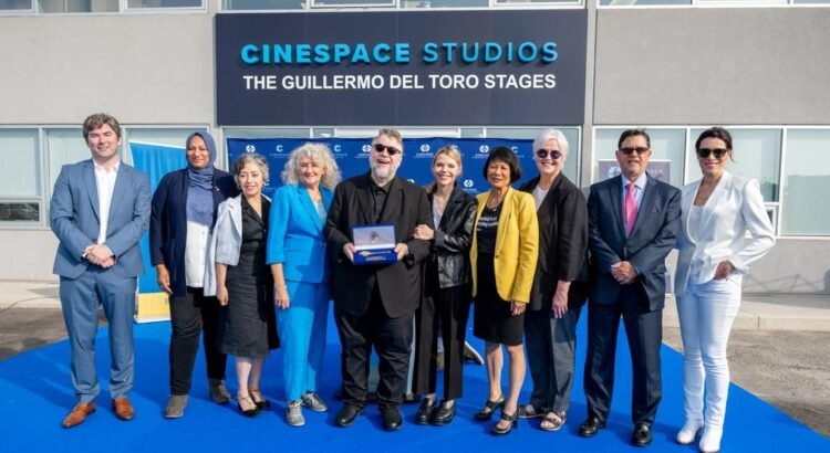 Guillermo del Toro recibe llave de la ciudad de Toronto