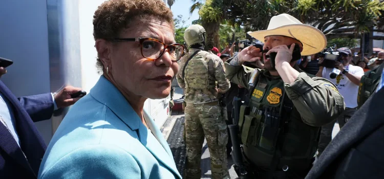 La alcaldesa Karen Bass presiona para retirar las tropas de la Guardia Nacional de Los Ángeles