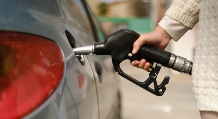 Los demócratas de California proponen normas de emisiones más flexibles en medio de la crisis del precio de la gasolina
