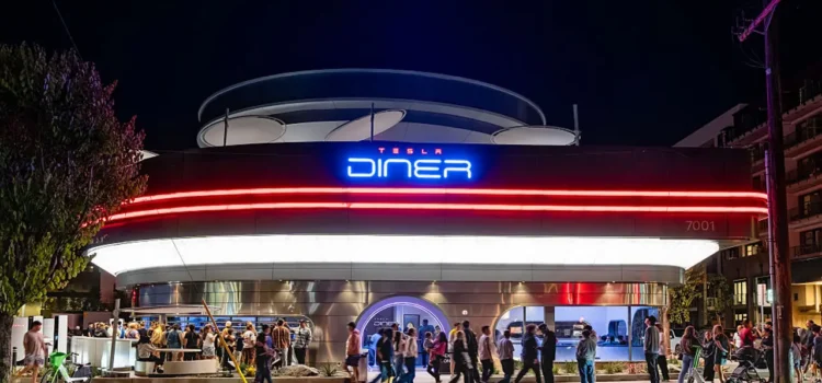 El restaurante Tesla en Los Ángeles enfrenta controversia