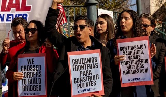“Aquí estamos y no nos vamos”, el mensaje de resistencia de latinos en Los Ángeles a Trump