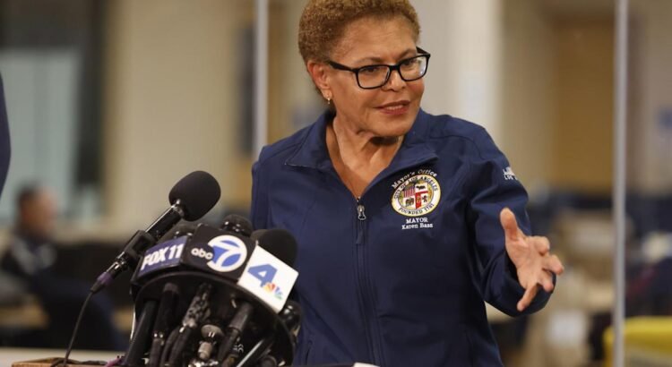 Los Ángeles unida al 100 %” en contra de la política migratoria de Trump: Karen Bass