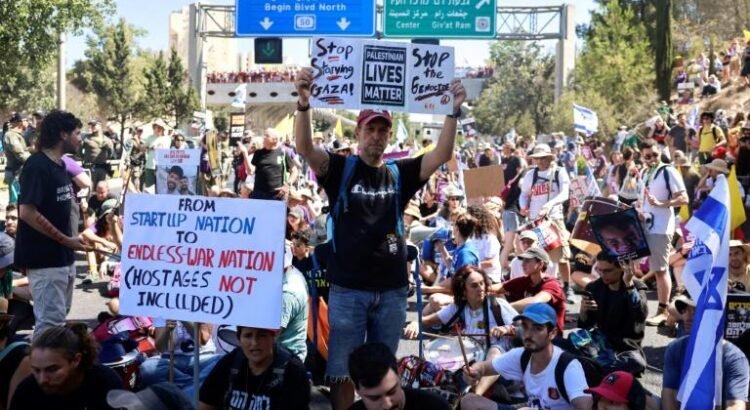 Miles de israelíes bloquean las calles como protesta