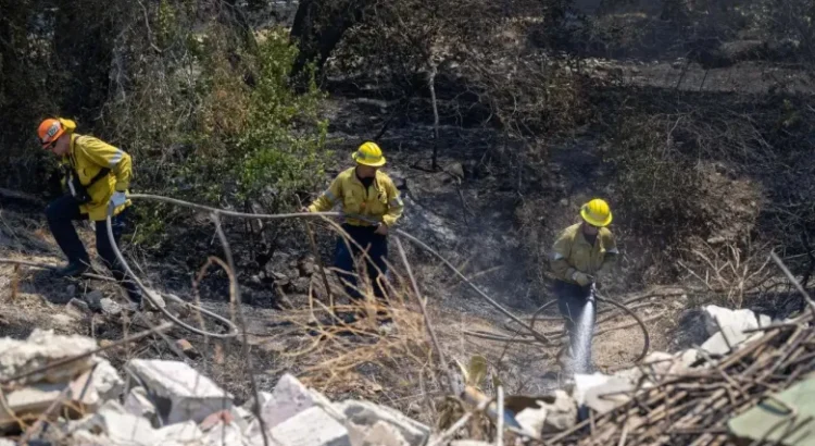 Levantan advertencias de evacuación del condado de Los Ángeles por el incendio Canyon