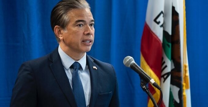 El fiscal general de California, Rob Bonta, demanda a la administración de Trump por atención médica para personas transgénero.
