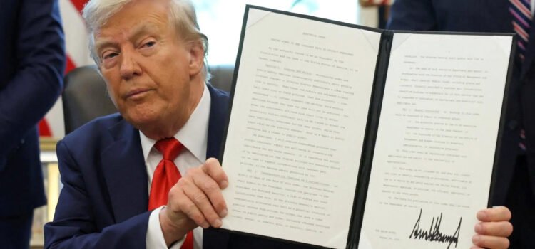 Trump afirma que ya lo llaman “Presidente de Europa” mientras firma órdenes ejecutivas